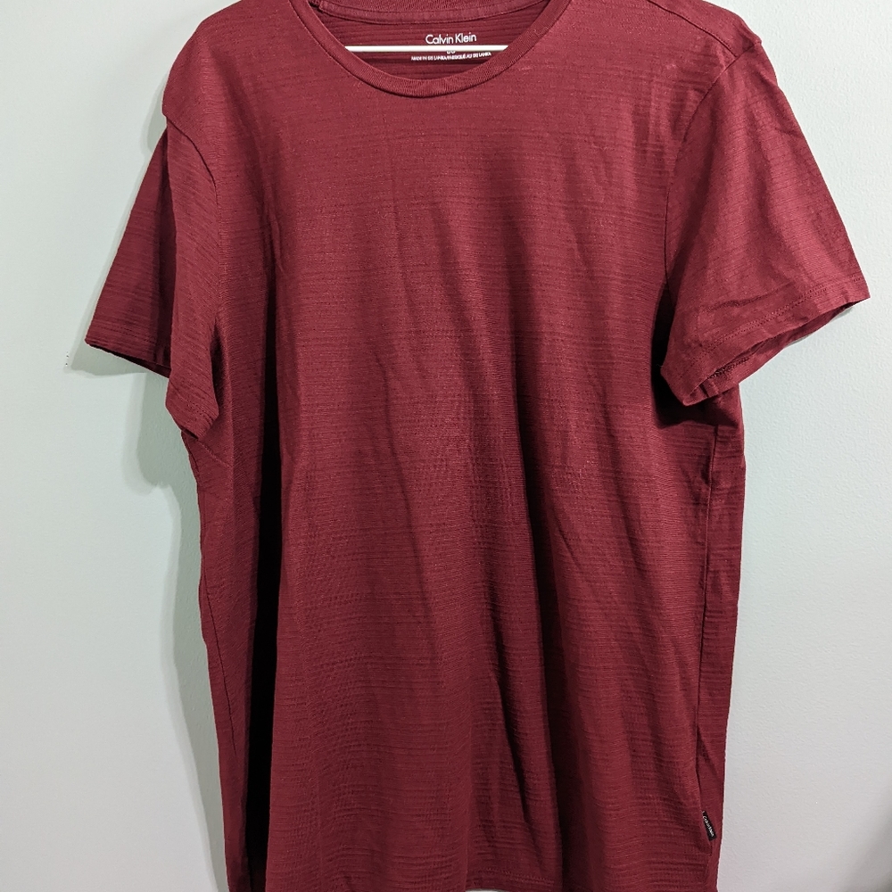 Burgundy red Calvin Klein Textured tshirt large Like New